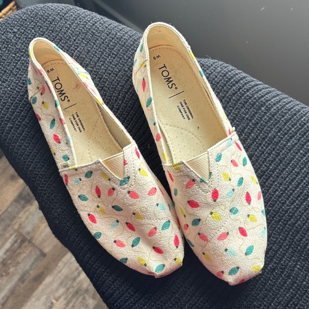 TOMS Ivory Slip-On Canvas Shoes with Christmas String Lights Motif
